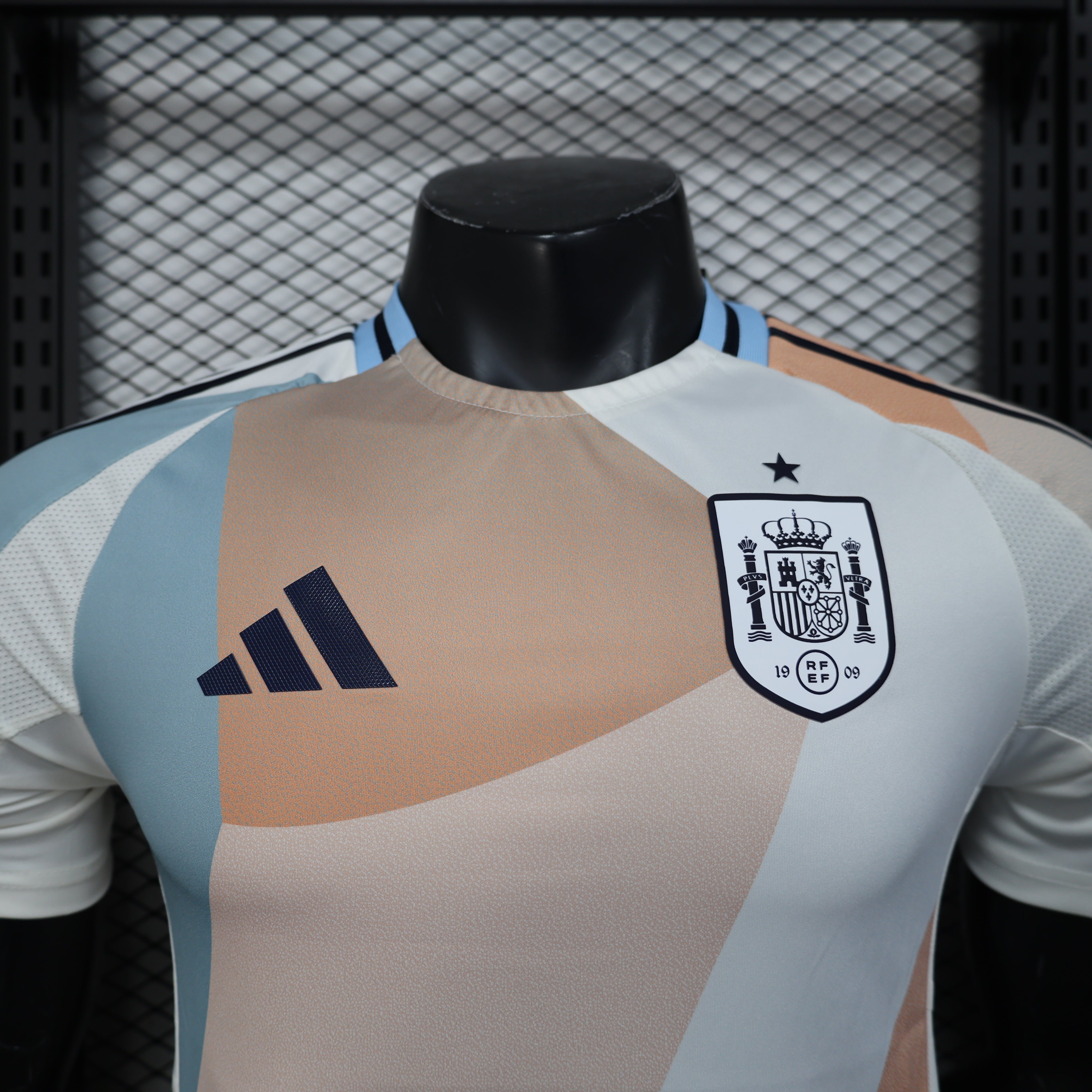 Jersey Spain 25/26 player away with geometric pattern and Spanish crest